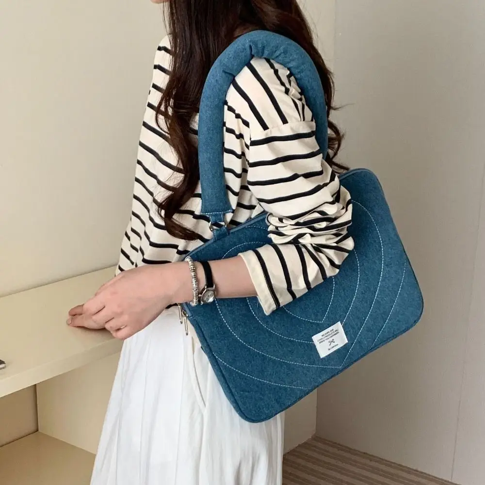 Vista del bolso y acabado en denim