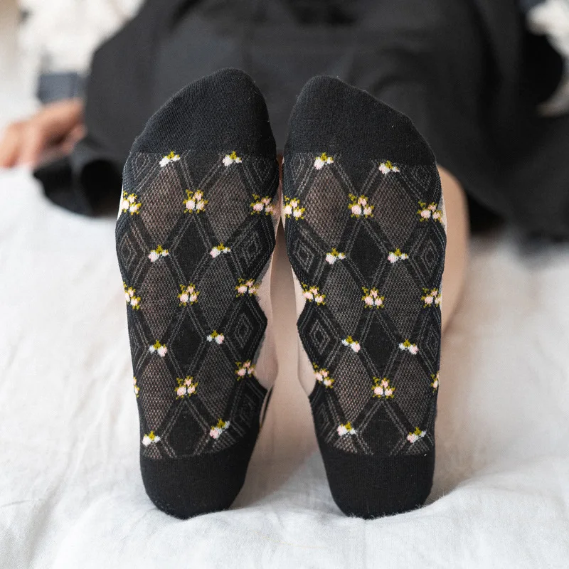 Calcetines puestos con zapatos bajos
