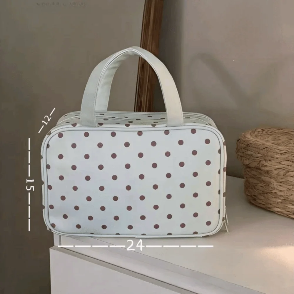 Bolsa de cosméticos en color verde menta con diseño de puntos