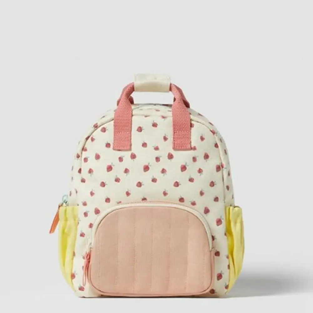 Mochila infantil personalizada con nombre y bordado de fresa - imagen 3