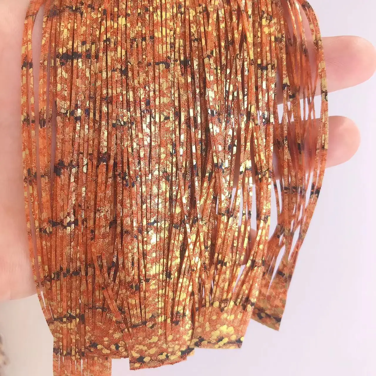 Capas de silicona para señuelos de pesca presentadas sobre superficie blanca