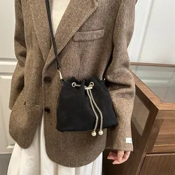Bolsa bandolera tote con cordón antelina efecto y correa ajustable