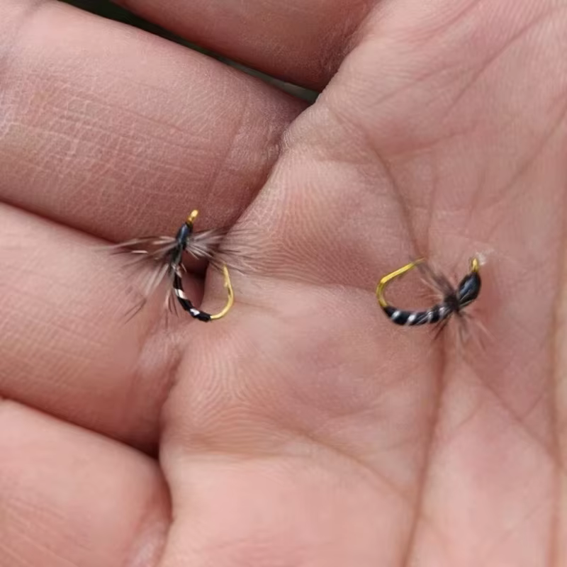 Anzuelos tipo mosca con cola curva dorados, micro para pez pequeño - imagen 2