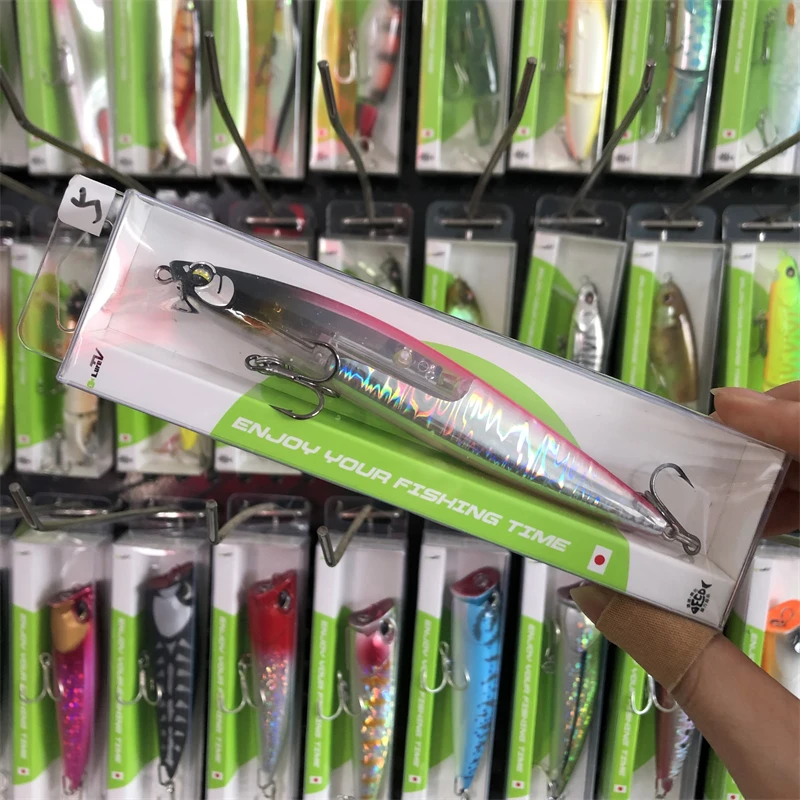 Comparación del señuelo con una regla de 12 cm para referencia de tamaño