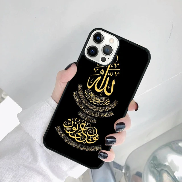 Modelo en mano mostrando la funda completa
