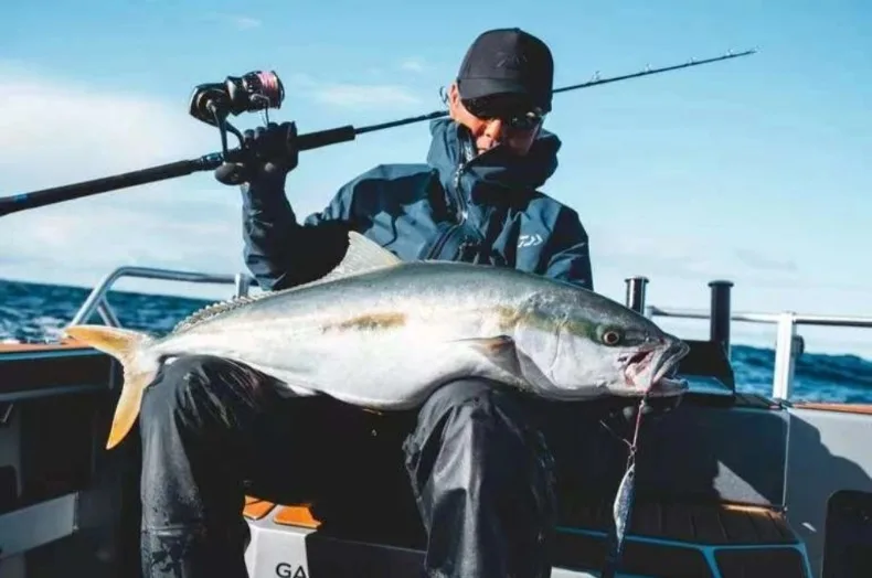 Carrete montado en caña de pesca de altura