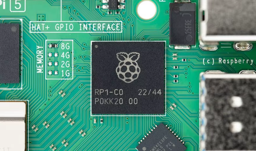 Raspberry Pi 5 usada en un proyecto de automatización del hogar