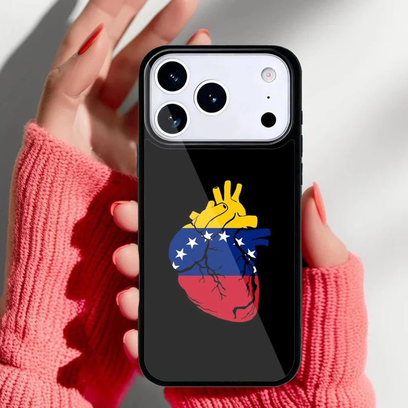 Mano limpiando la funda con un paño