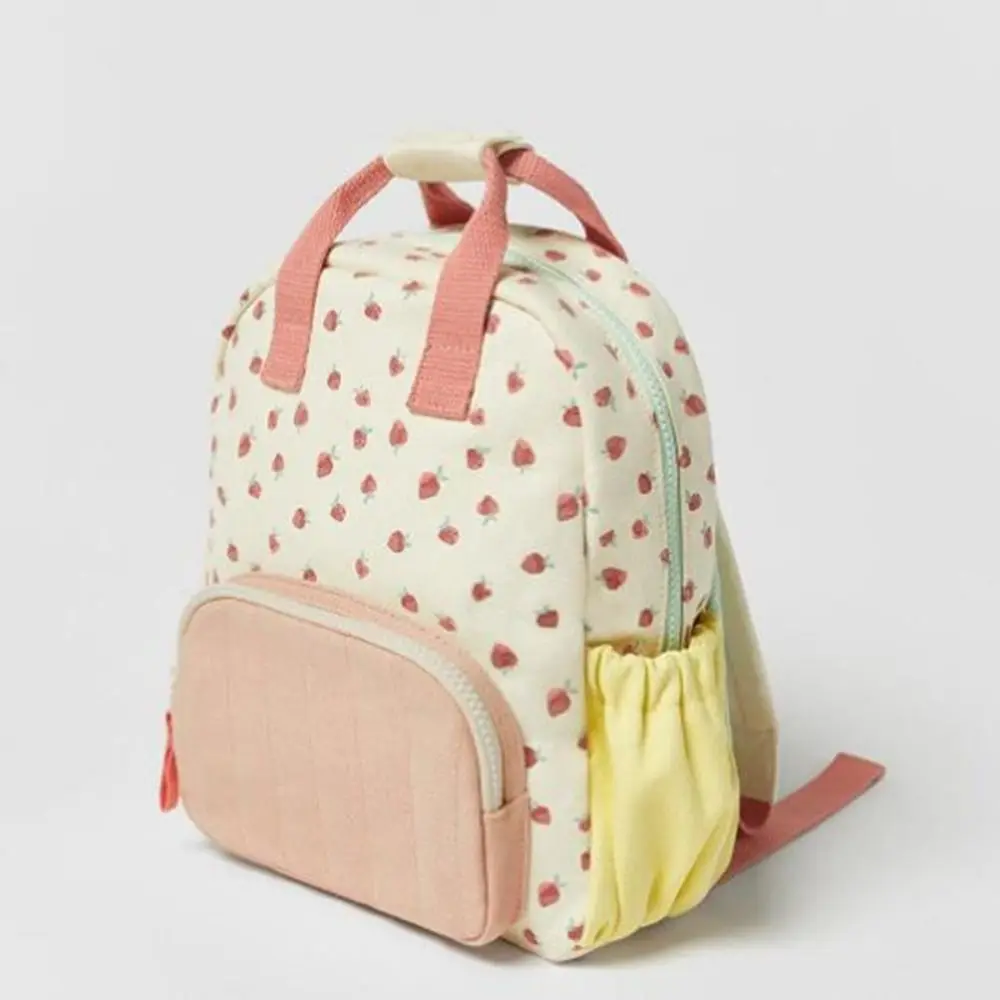 Mochila infantil personalizada con nombre y bordado de fresa - imagen 4