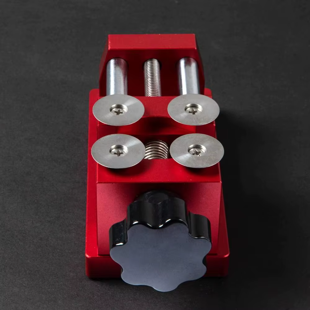 Detalle de la herramienta metálica para abrir relojes