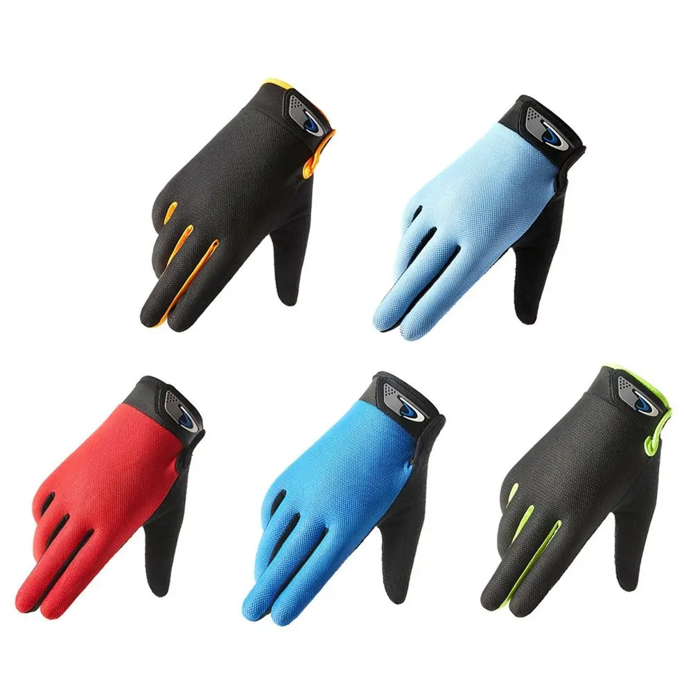 Guantes sujetando una caña de pesca