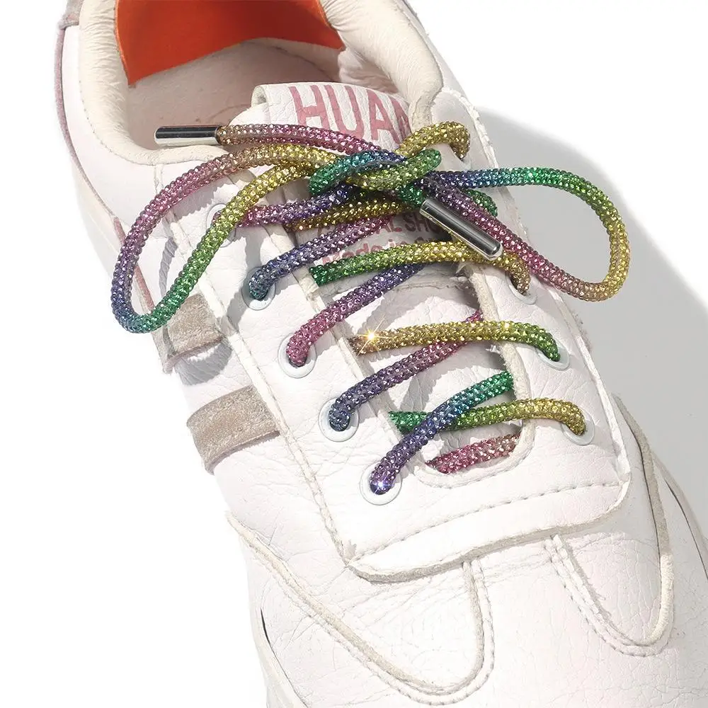 Cordones brillantes con pedrería en zapatillas