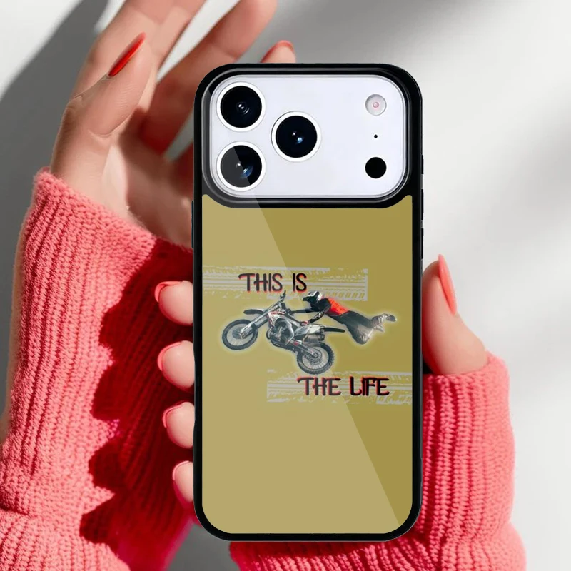 Funda colocada en iPhone mostrando acceso a puertos y botones