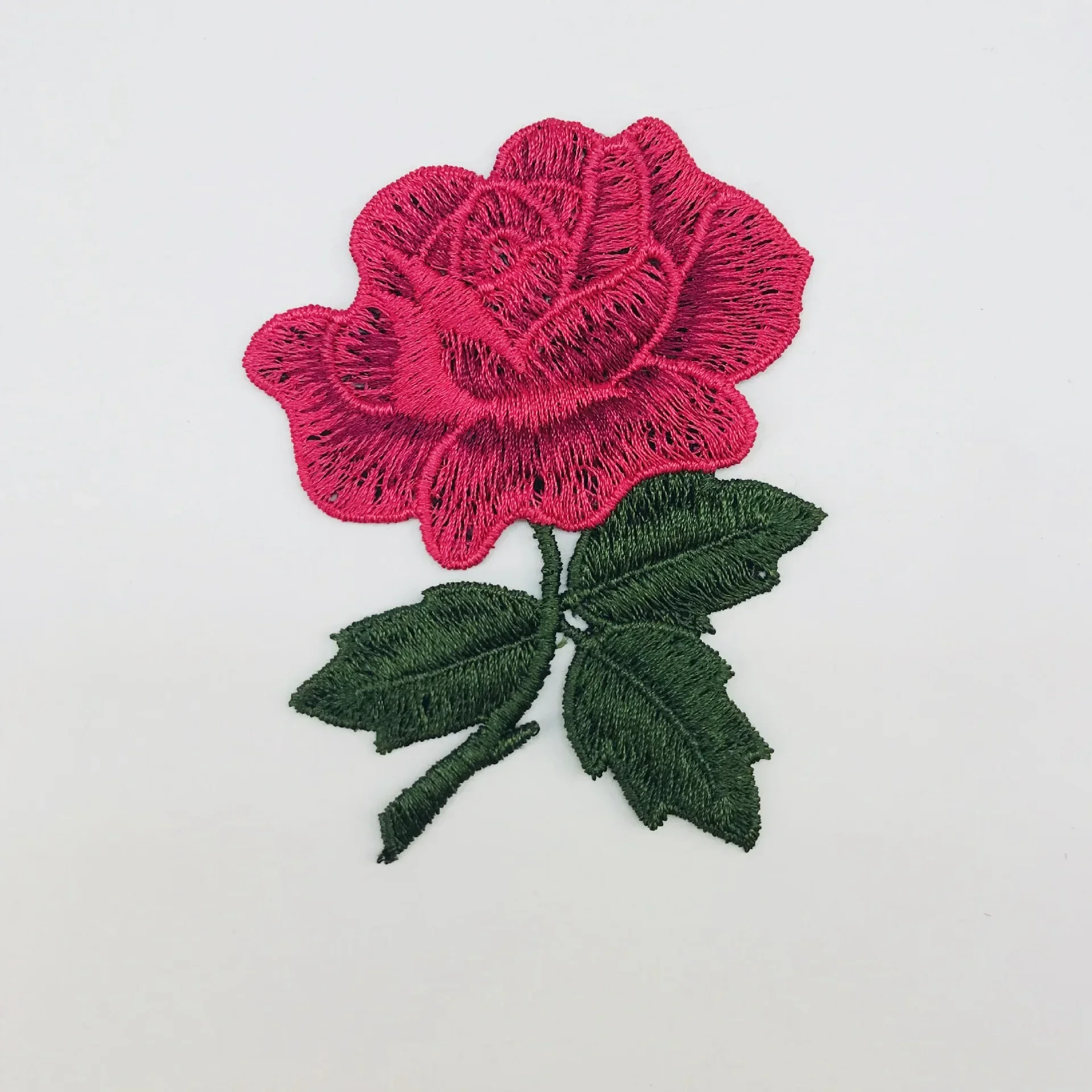 Parche con diseño de rosa bordada