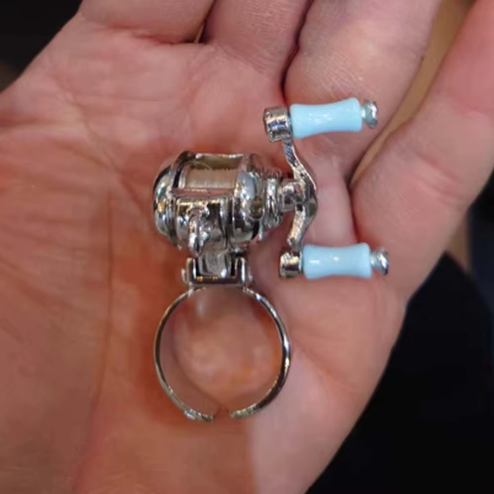 Colección de accesorios relacionados con pesca