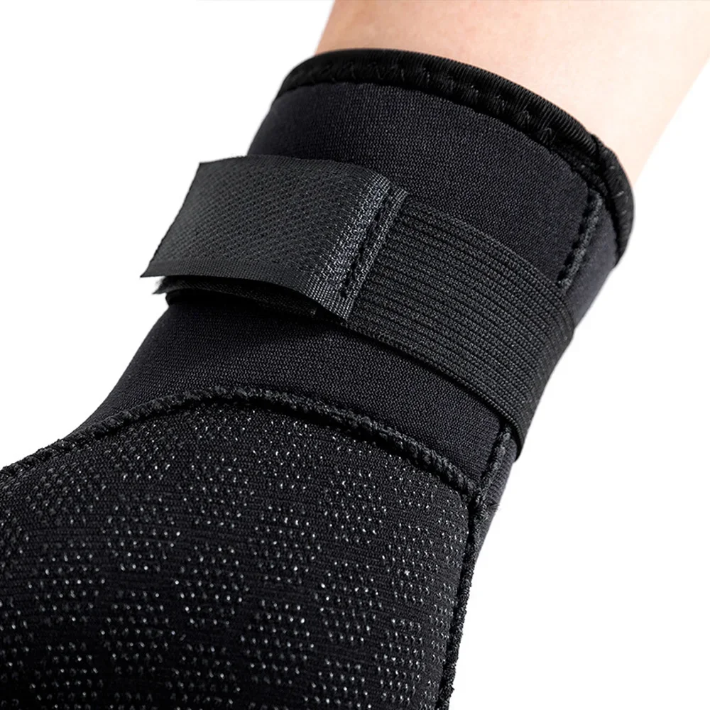 Guantes being used for water activities