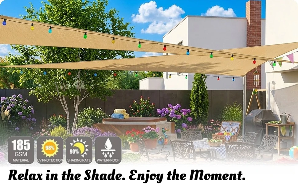 Toldo triangular extendido en exterior