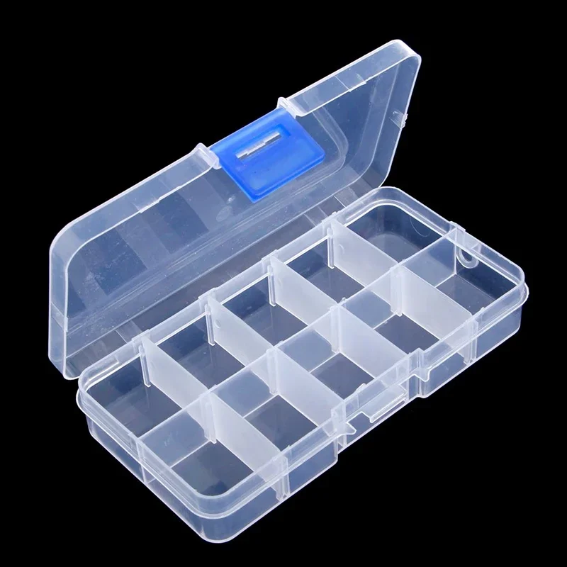Mano ajustando divisores dentro de la caja