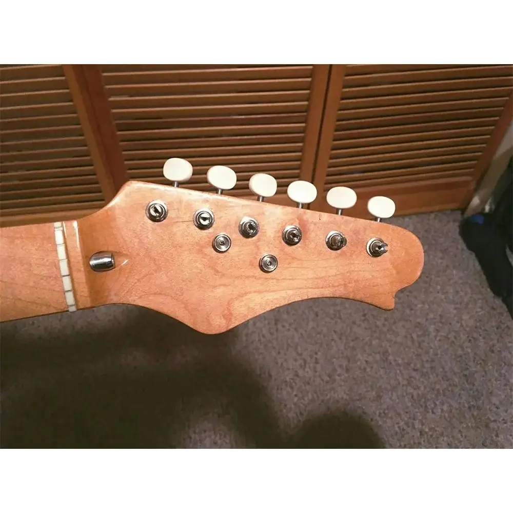 Clavija instalada en una guitarra estilo ST