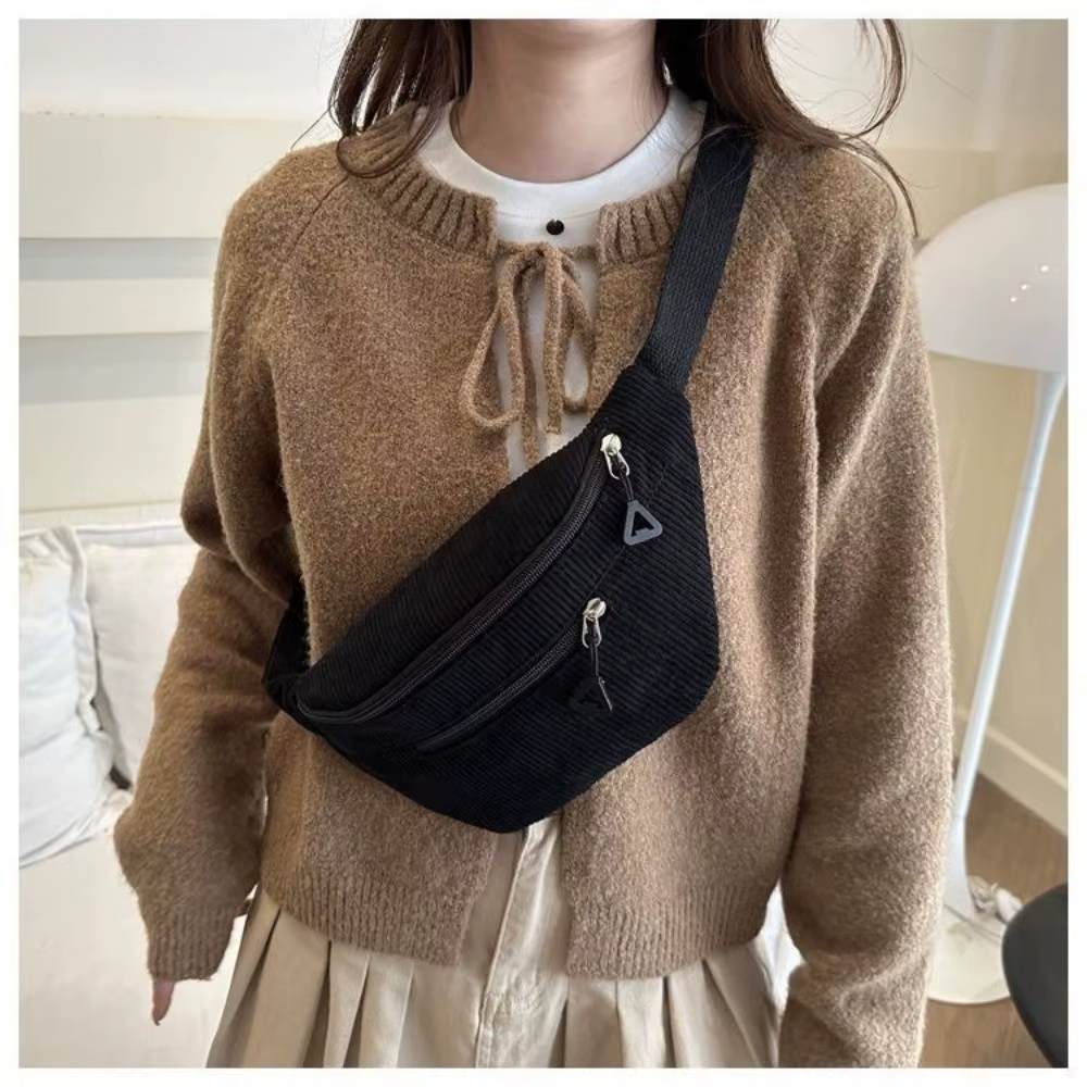 Bolso en uso mostrando cómo se ajusta al cuerpo
