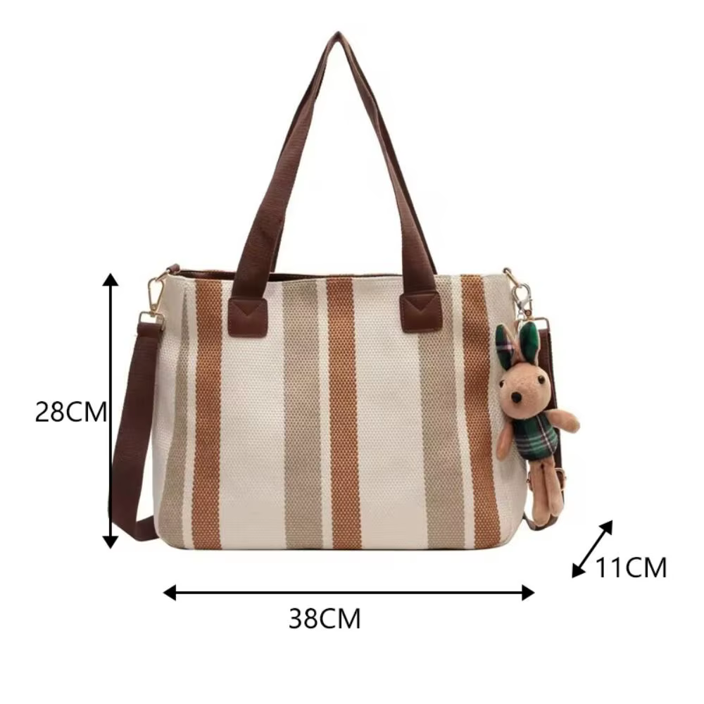Bolso tote de rayas con correa ajustable y colgante de conejo - imagen 5