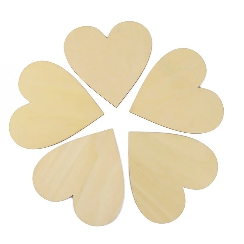 Corazones de madera en contexto decorativo