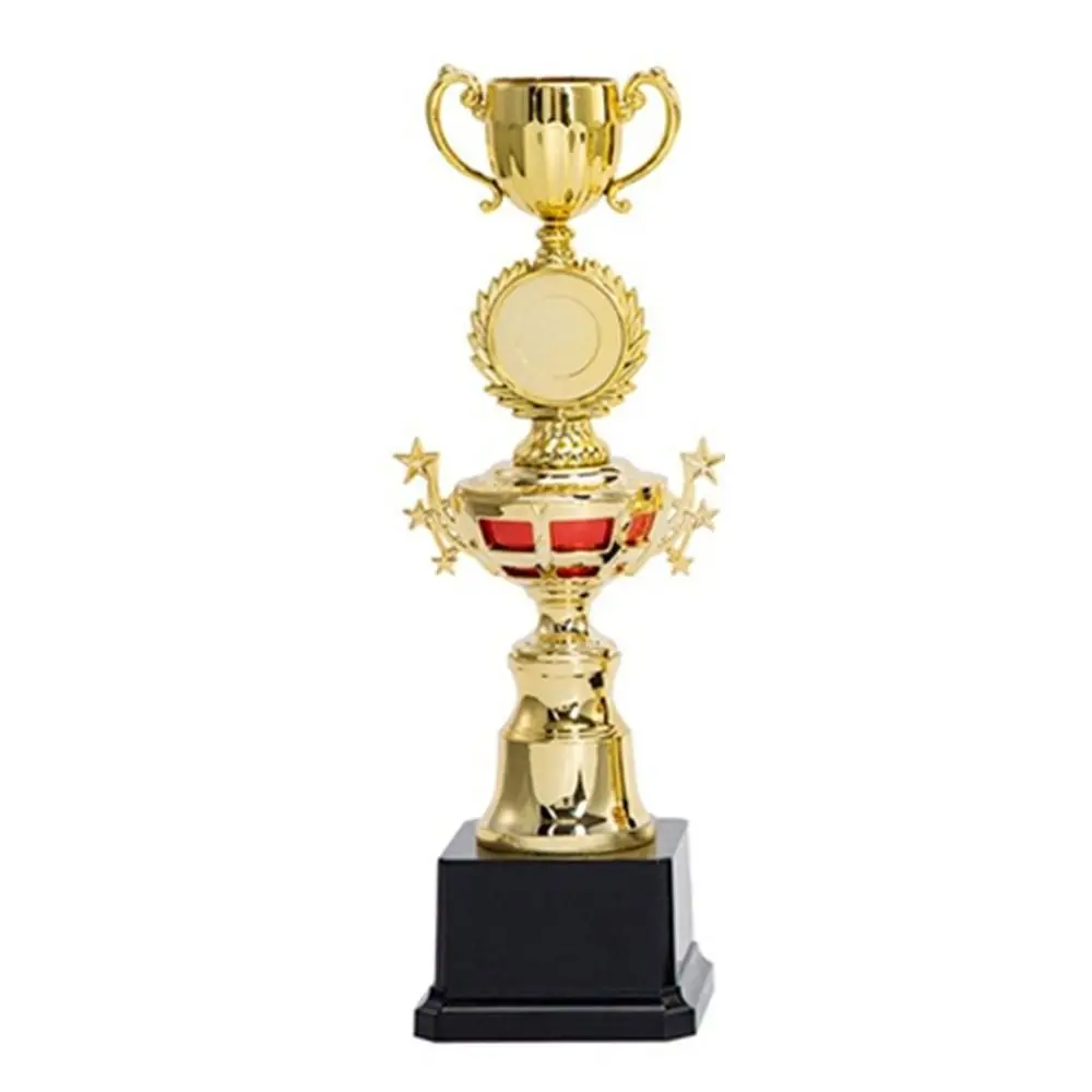 Trofeo dorado en contexto escolar