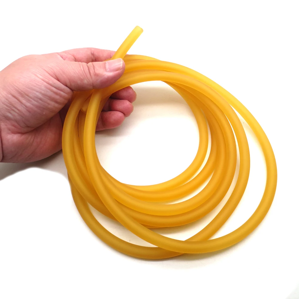 Usuario adulto usando el tirachinas en campo abierto