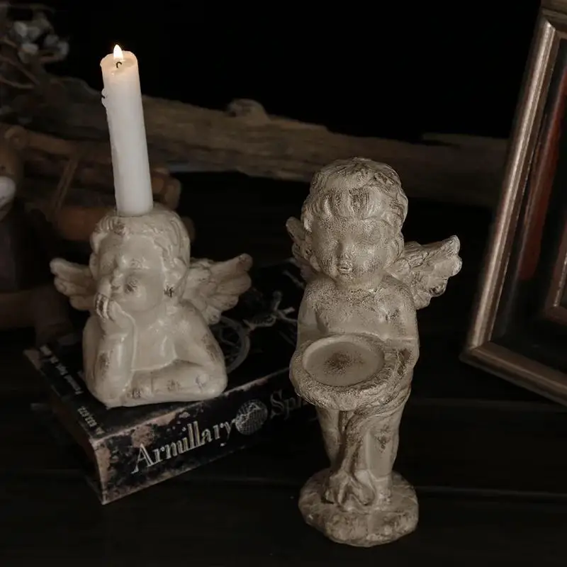 Candelabro Ángel pequeño sobre mesa de madera