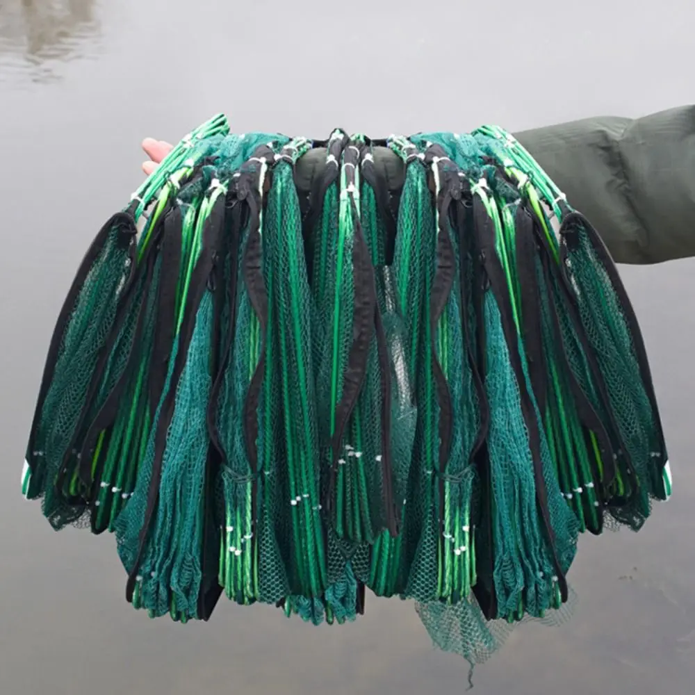 Red de pesca plegable de nailon verde en uso