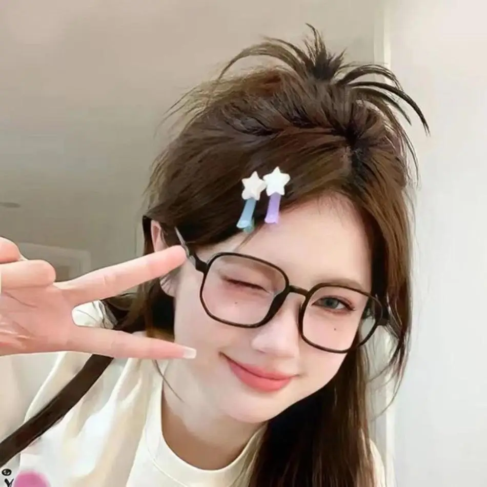 Pinza para el pelo con moño sintético liso y plumas - imagen 4