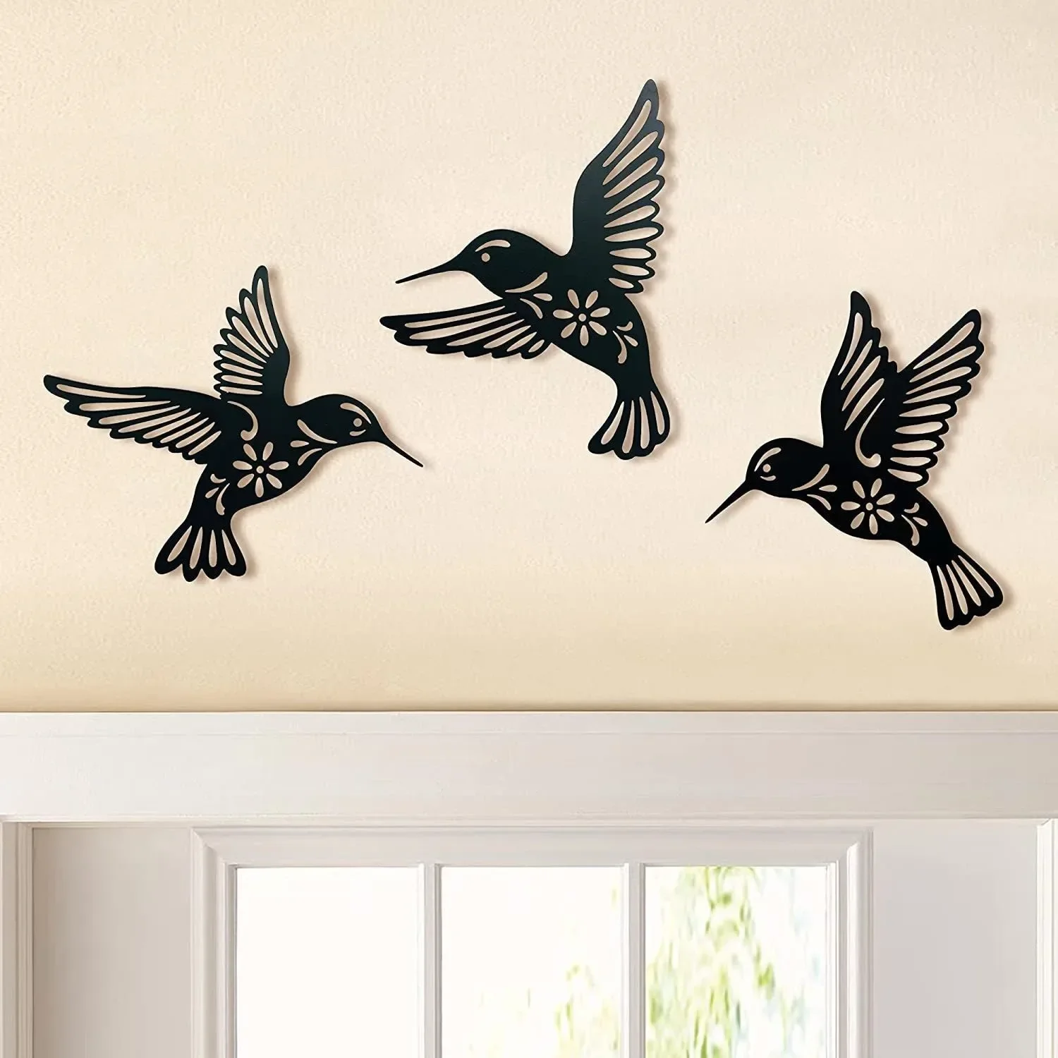 Detalle del colibrí de hierro con acabado negro