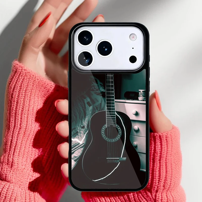 Detalle del estampado de guitarras en la funda