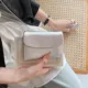 Cartera corta informal con cremallera y tarjetero de cuero