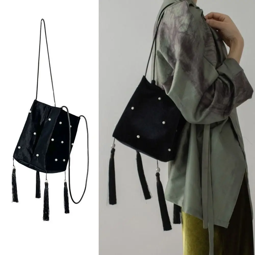 Bolso de pesca de terciopelo con doble correa y borlas de perlas - imagen 5