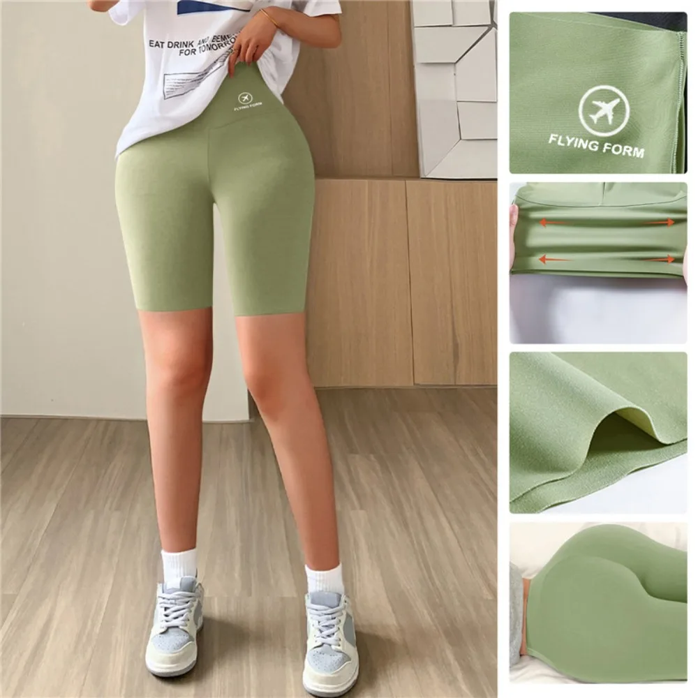 Vista del diseño ajustado de los pantalones de yoga