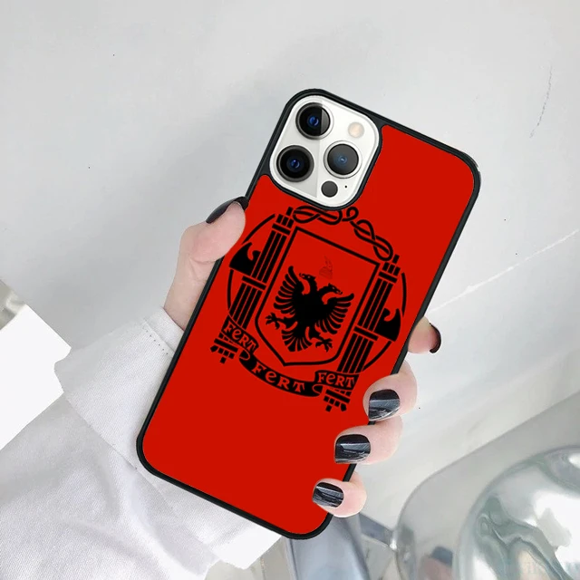 Funda mostrando la bandera albanesa y el águila