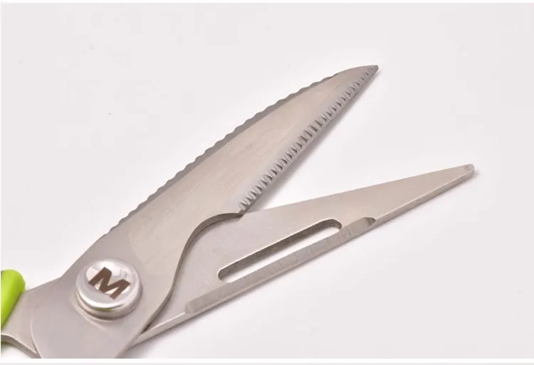 Mango ergonómico de las tijeras de pesca en uso