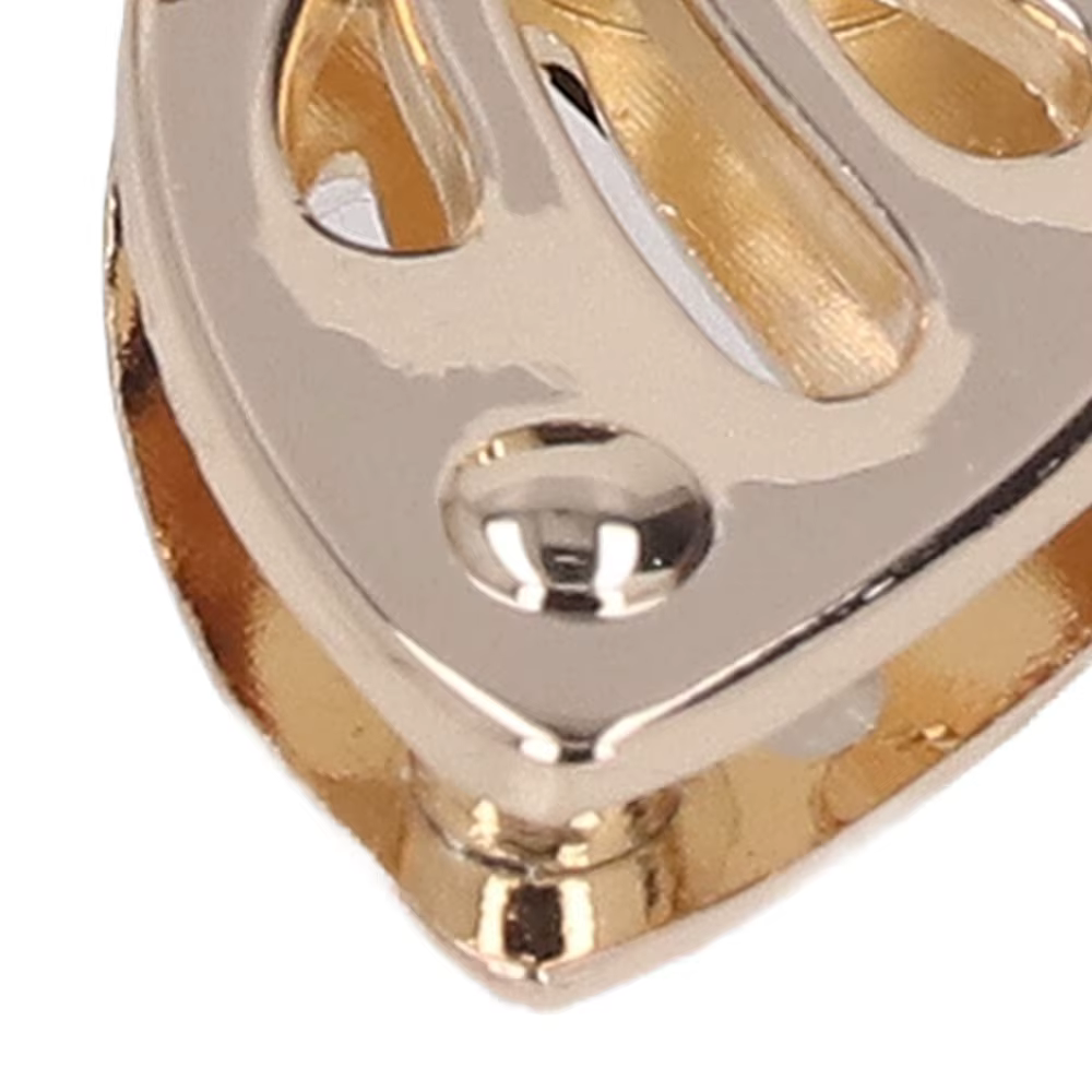 Detalle del acabado dorado claro