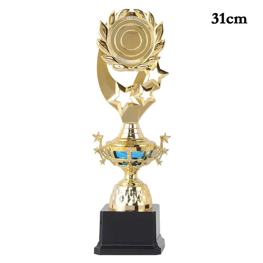 Copa de premio dorada en formato de trofeo