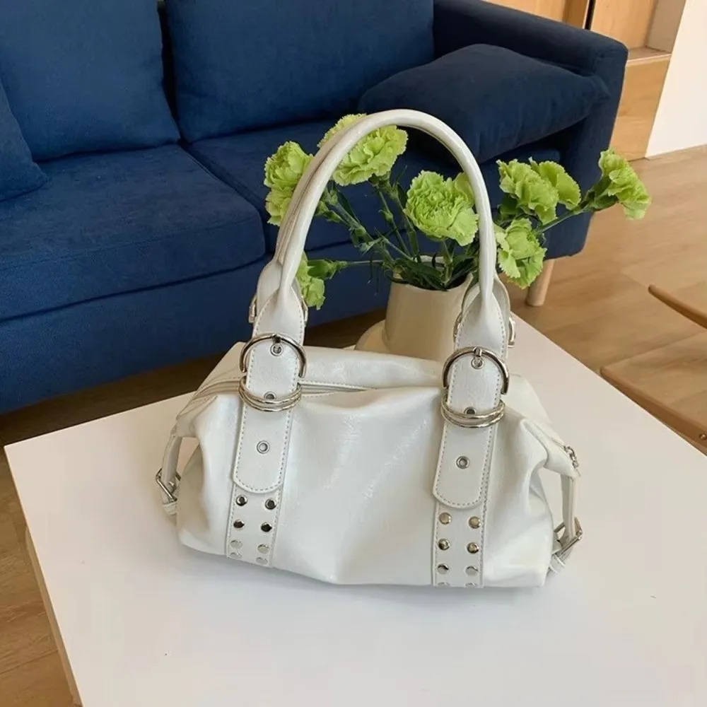Bolso de mano con asa superior y remaches