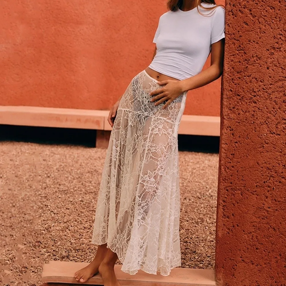 Look de playa con vestido midi en encaje