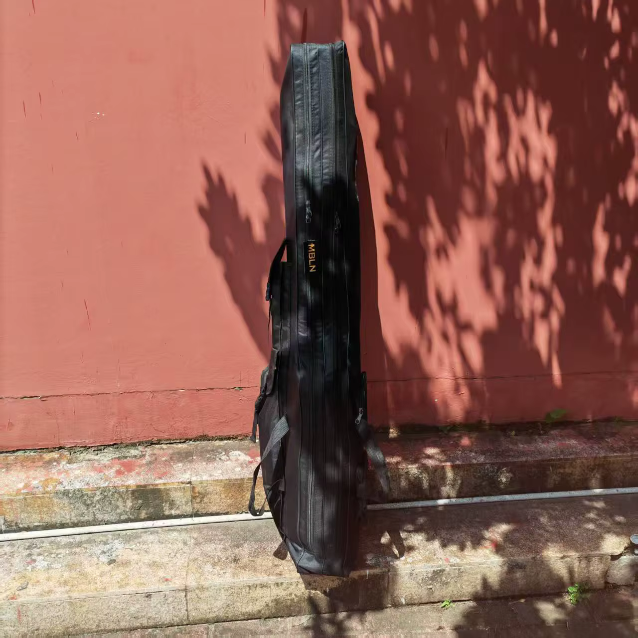 Bolsa de pesca con correa de hombro ajustable