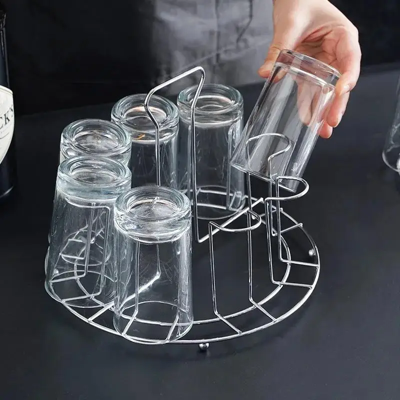 Portavasos de hierro para tazas en la cocina