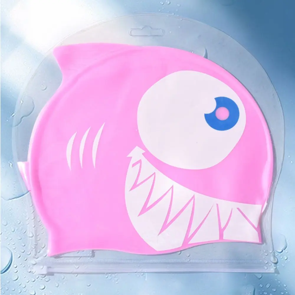 Detalle del diseño de tiburón en gorro de natación infantil
