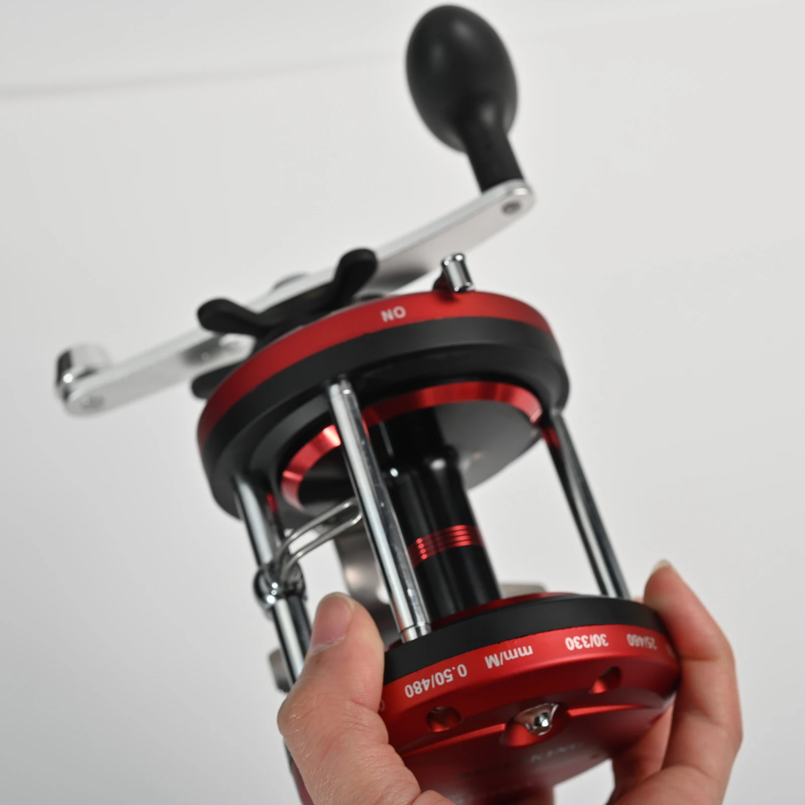 Carrete baitcasting/spinning metálico Free Fisher mano derecha - imagen 4