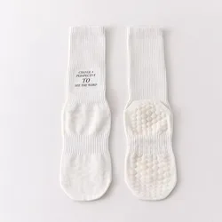 Calcetines antideslizantes de yoga de tubo medio para mujer