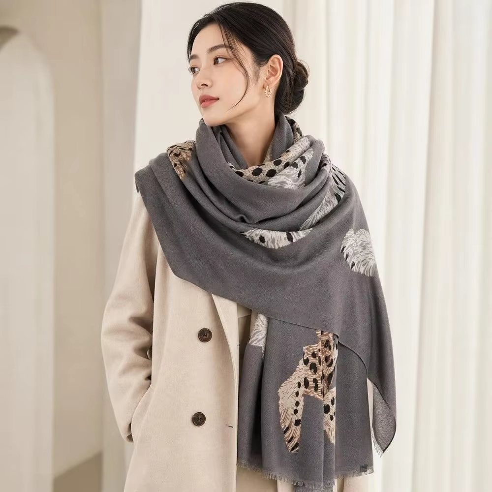 Chal de protección solar con estampado leopardo y tigre vintage - imagen 2