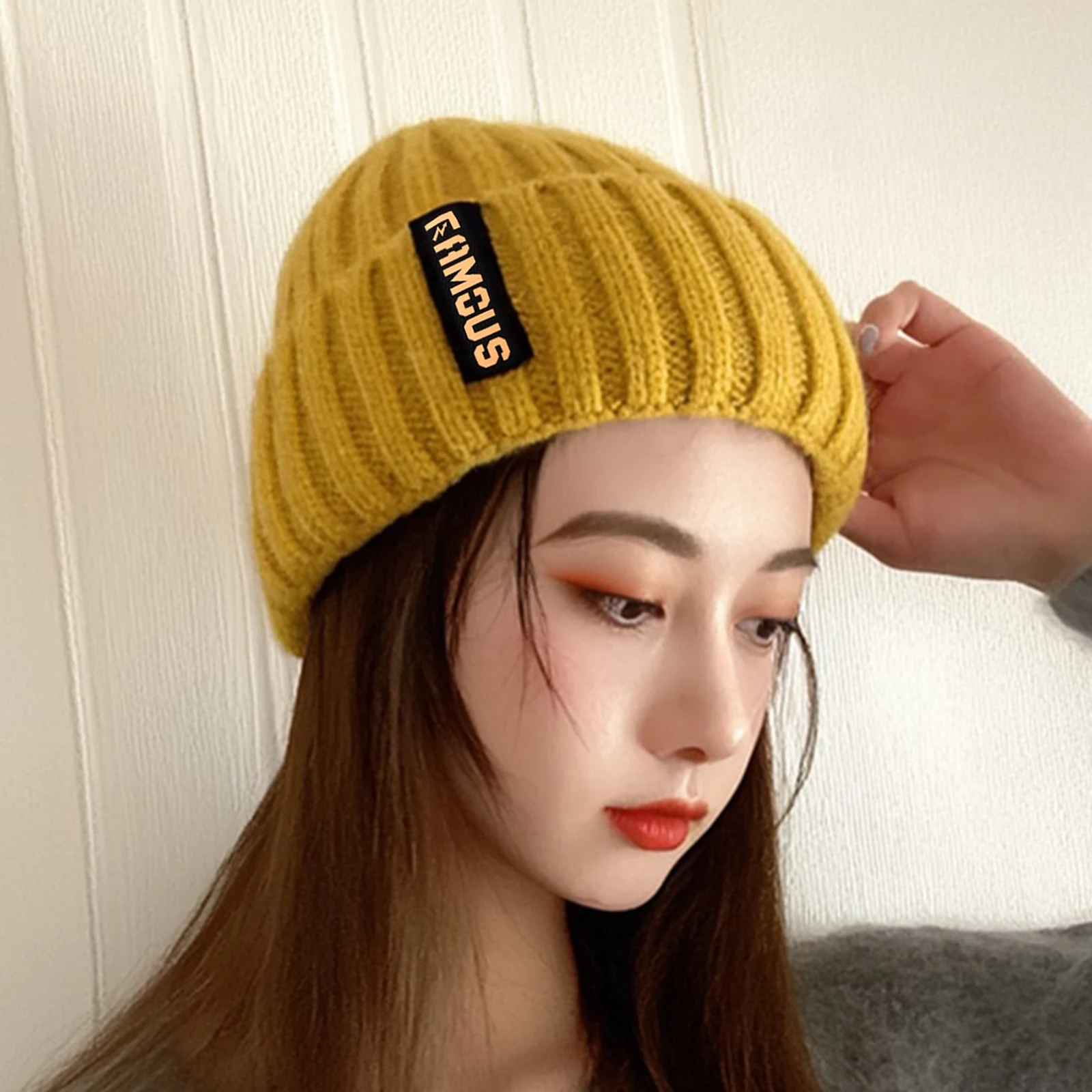 Gorro de punto gris con detalle de trenza