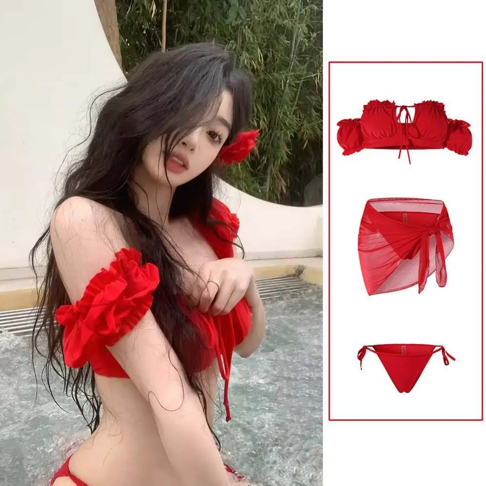 Conjunto bikini con volantes y pinza para el pelo con flores